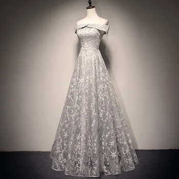 Элегантное серебристо-серое вечернее платье без рукавов трапециевидной формы с открытыми плечами, расшитое блестками и звездами.