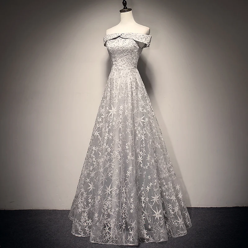 Элегантное серебристо-серое вечернее платье без рукавов трапециевидной формы с открытыми плечами, расшитое блестками и звездами. . ' - ' . 0
