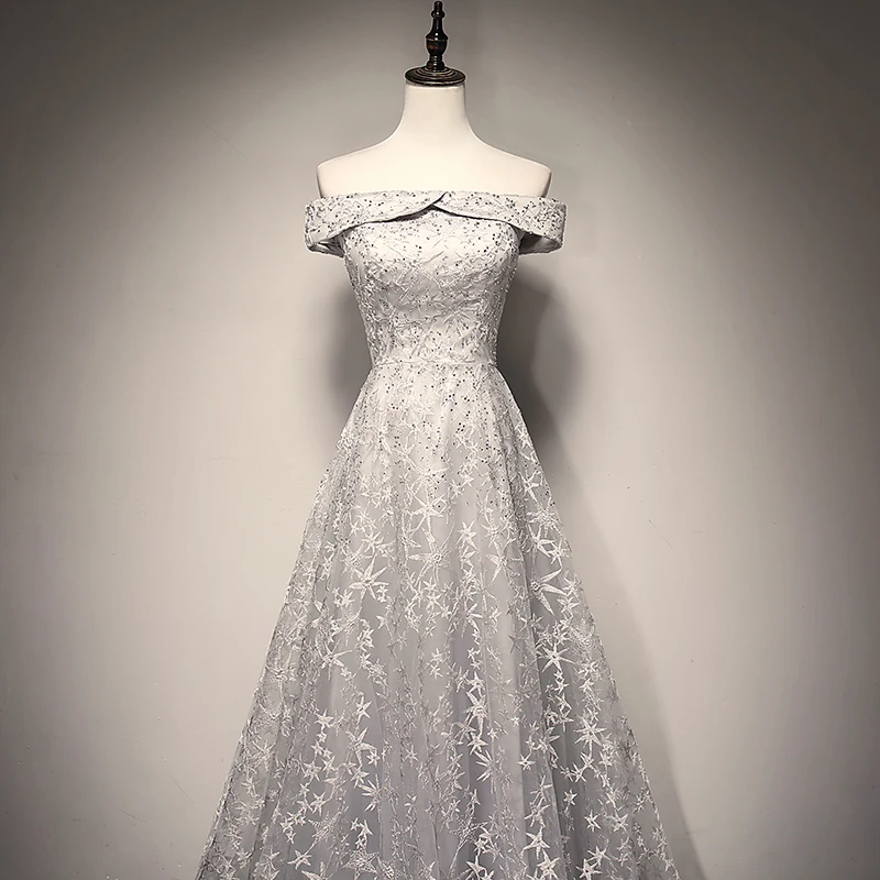 Элегантное серебристо-серое вечернее платье без рукавов трапециевидной формы с открытыми плечами, расшитое блестками и звездами. . ' - ' . 1