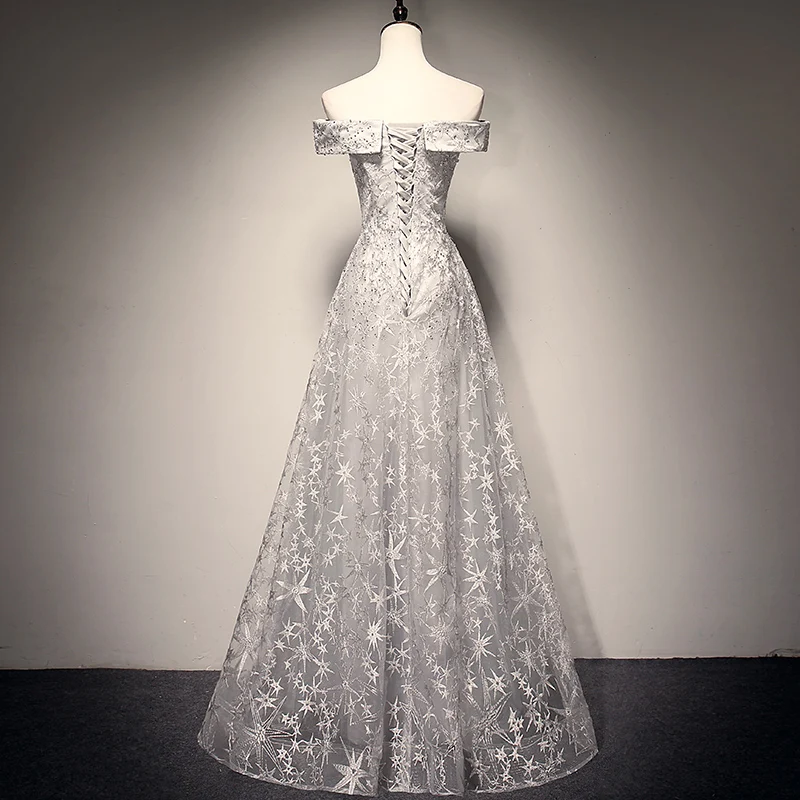 Элегантное серебристо-серое вечернее платье без рукавов трапециевидной формы с открытыми плечами, расшитое блестками и звездами. . ' - ' . 2