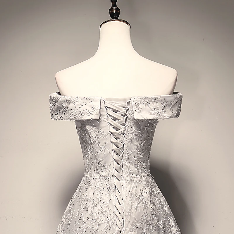 Элегантное серебристо-серое вечернее платье без рукавов трапециевидной формы с открытыми плечами, расшитое блестками и звездами. . ' - ' . 3